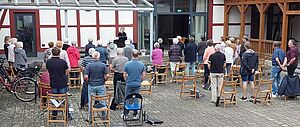 Der Kirchenchor "St. Cäcilia" Birkungen probt auf dem Pfarrhof