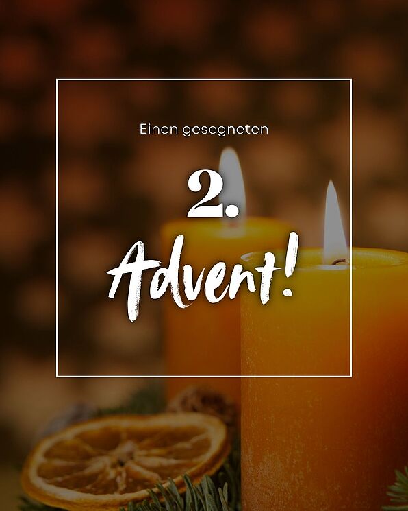 Im Vordergrund stehen zwei orangene Kerzen, die brennen. Auf ihnen liegt eine getrocknete Orangenscheibe. Der Text dazu lautet: "Einen gesegneten 2. Advent!"
