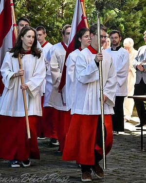 Aus allen Orten unserer Pfarrei kamen die Minis letzten Sonntag zum Pfarreifest zusammen.
Gemeinsam ministrierten wir... Aus allen Orten unserer Pfarrei kamen die Minis letzten Sonntag zum Pfarreifest zusammen.
Gemeinsam ministrierten wir...
